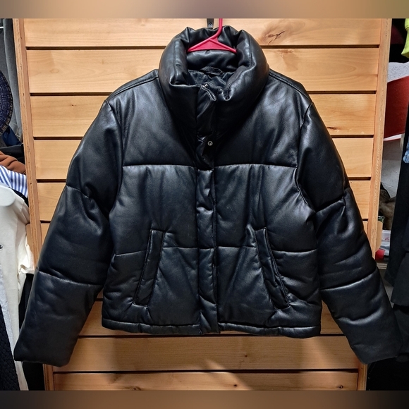 Abercrombie & Fitch Jackets & Blazers - Abercrombie & Fitch Vegan Leather Mini Puffer Jacket Size M